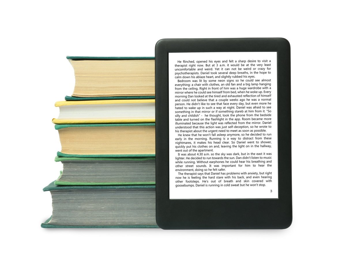 Ebook portátil con libros de tapa dura sobre fondo blanco